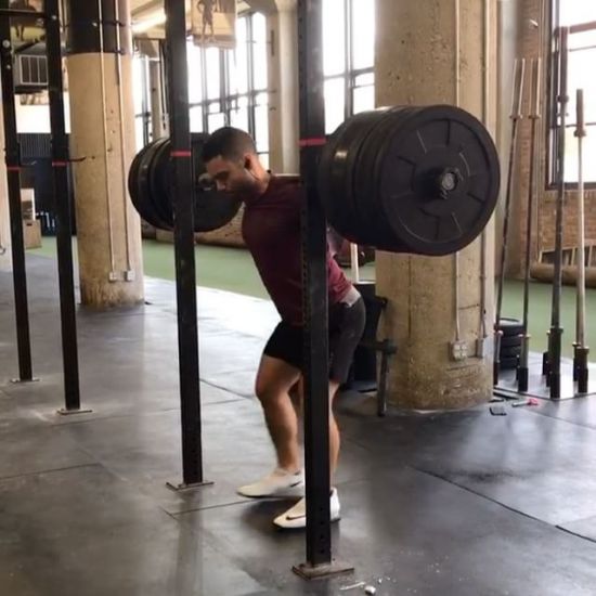 Back squat Fridays!!! Had to find a 3RM in 15min. This was my last set at 415lb. Really pumped for this, especially knowing that my 1rm is 425lb. Just pushing myself every day and having fun. •
•
#crossfit #windycitylivin #niketraining #stopexercisingstarttraining #backsquat #squats #workhard #goodistheenemyofgreat