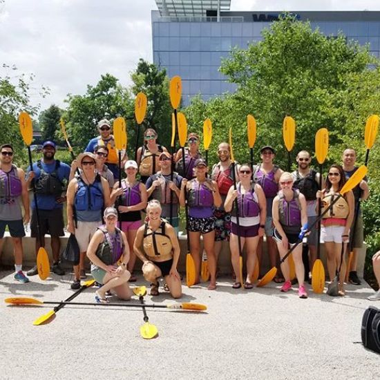 Sunday funday - kayaking the Chicago River with the Windy City crew! #windycitylivin #livebig #sundayfunday #chicagoriver #kayakingadventures